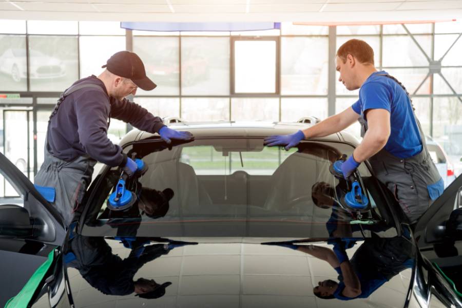 Reparatur einer Auto-Frontscheibe durch zwei Männer